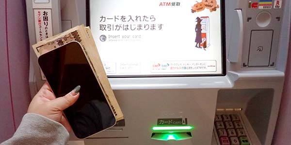 お金とスマホとセブン銀行のATM